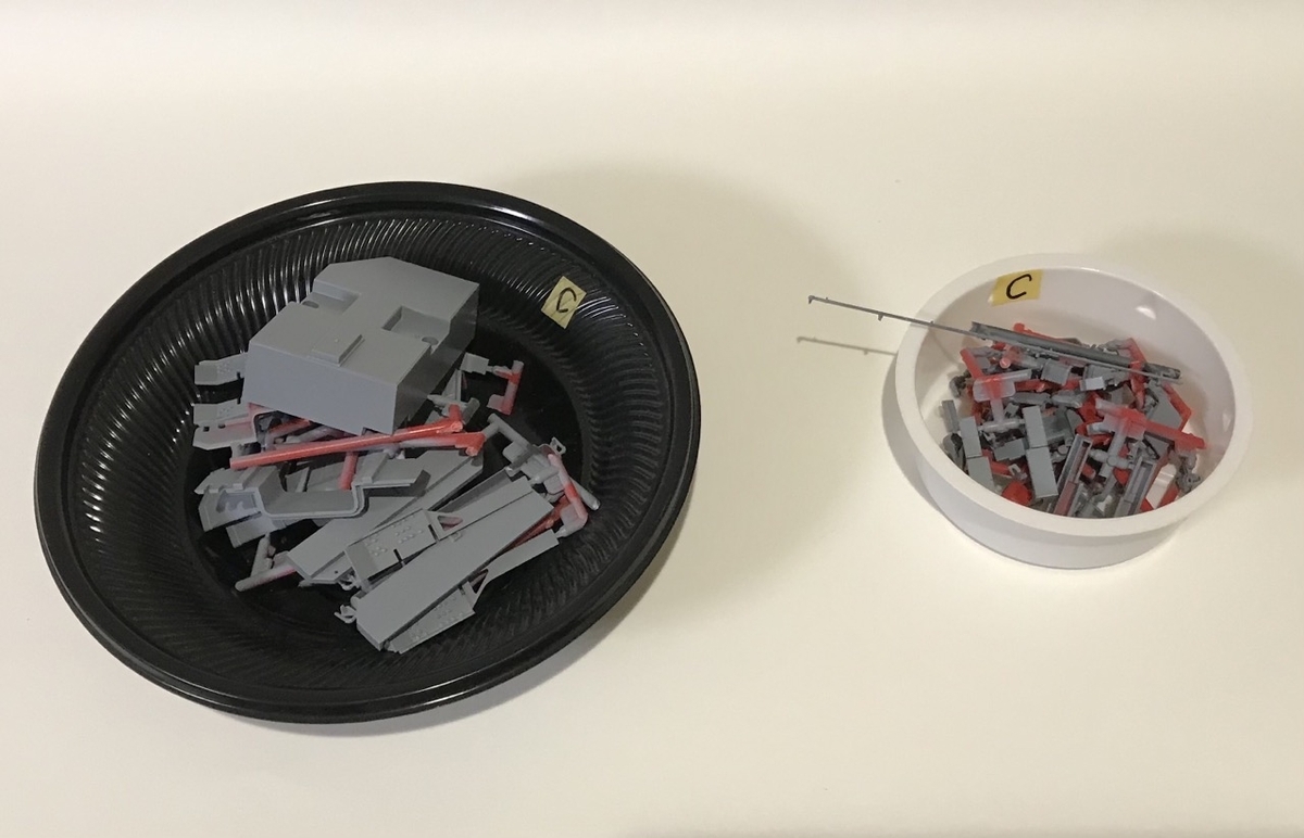 「1/45 ディーゼル機関車 DD51 貨物A更新機」を作ります。運転台・車体のパーツの塗装
