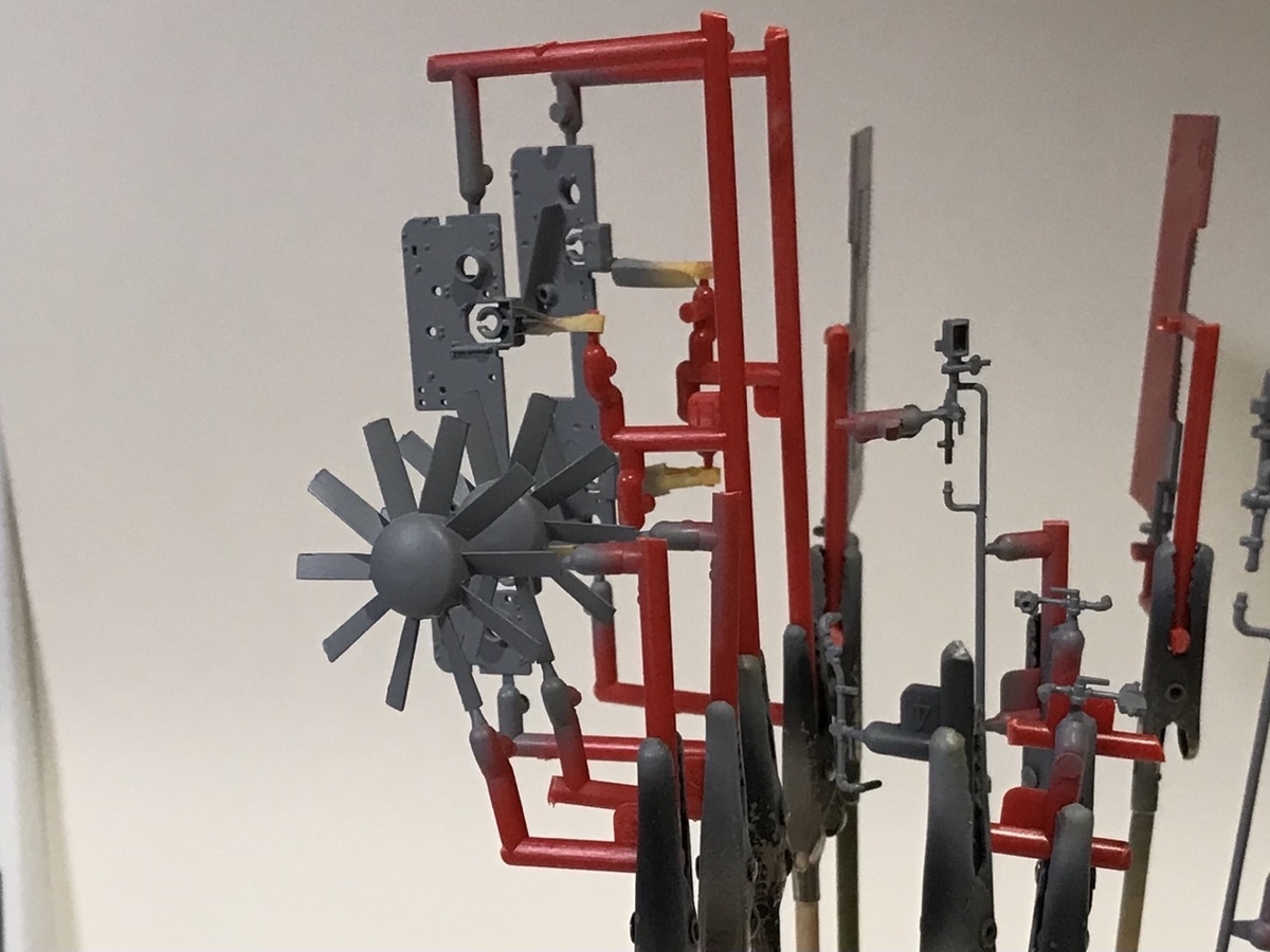 「1/45 ディーゼル機関車 DD51 貨物A更新機」を作ります。運転台・車体のパーツの塗装