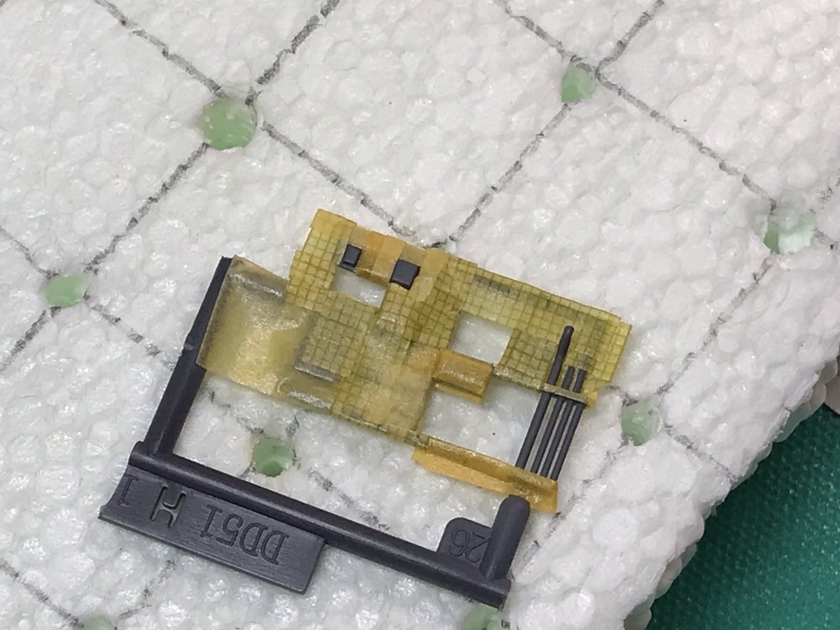 「1/45 ディーゼル機関車 DD51 貨物A更新機」を作ります。運転台・車体のパーツの塗装、マスキング 「1/45 ディーゼル機関車 DD51 貨物A更新機」を作ります。運転台・車体のパーツの塗装、マスキング
