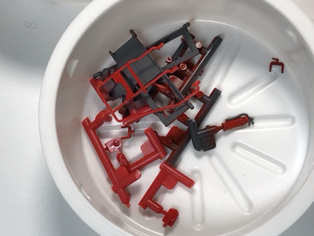 「1/45 ディーゼル機関車 DD51 貨物A更新機」を作ります。赤で塗装したパーツです。
