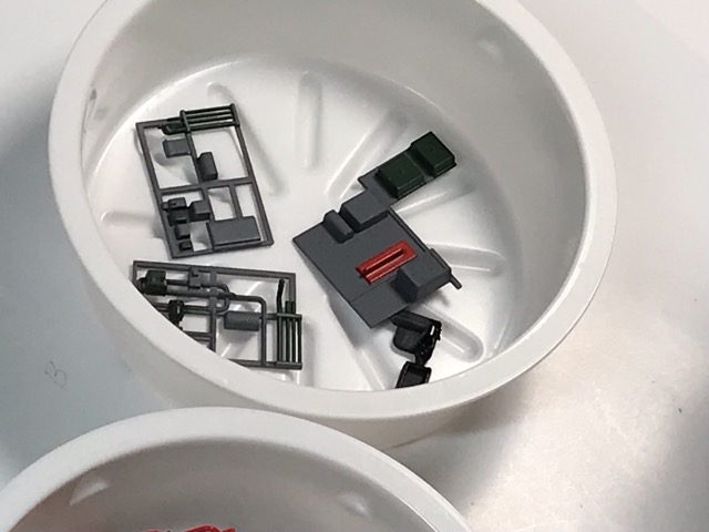 「1/45 ディーゼル機関車 DD51 貨物A更新機」を作ります。赤で塗装したパーツです。