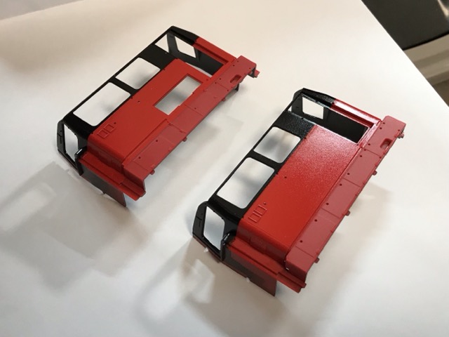 「1/45 ディーゼル機関車 DD51 貨物A更新機」を作ります。赤で塗装したパーツです。