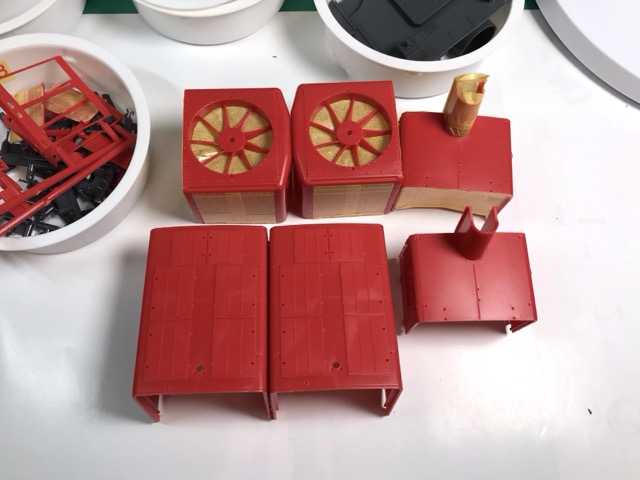 「1/45 ディーゼル機関車 DD51 貨物A更新機」を作ります。車体（冷却室、機関室ボンネット、変速機室ボンネット）の塗装。