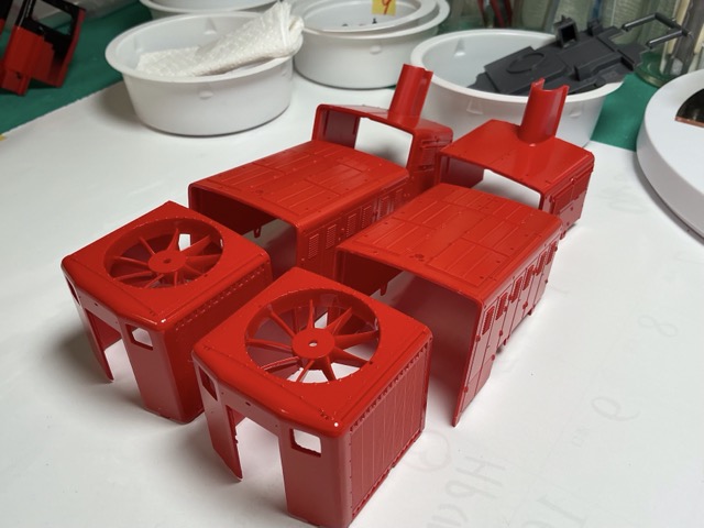 「1/45 ディーゼル機関車 DD51 貨物A更新機」を作ります。車体（冷却室、機関室ボンネット、変速機室ボンネット）の塗装。