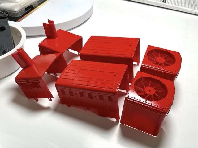 「1/45 ディーゼル機関車 DD51 貨物A更新機」を作ります。車体（冷却室、機関室ボンネット、変速機室ボンネット）の塗装。